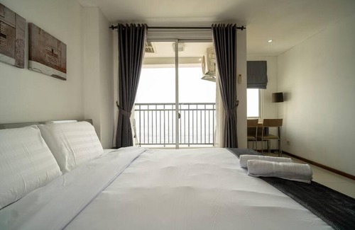 Jakarta Apartment | Cozy Studio in Central Jakarta with Pool and Hot Tub