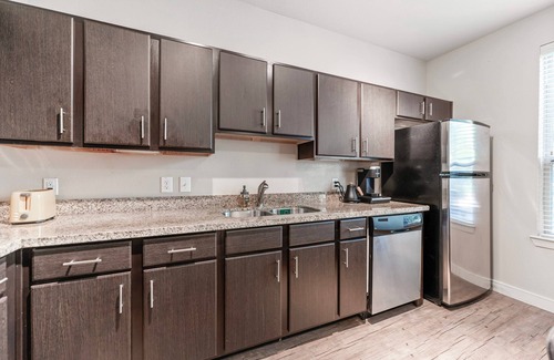 South Congress Apartment | Comfy Soco 1BR King Suite w Gympickleballlaundry