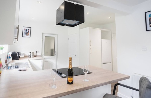 Preston House | Comfy Spacious Home Near Preston City Centre - Sleeps 7