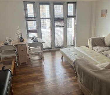 Island Gardens Apartment | Comfy Spacious Home-Near Canary Wharf & O2-Free Gated Parking