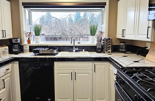 East Lake Hills House | Cozy Lake Hills House: Pet-Friendly Retreat with Spa & Hot Tub