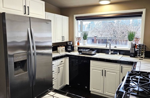 East Lake Hills House | Cozy Lake Hills House: Pet-Friendly Retreat with Spa & Hot Tub