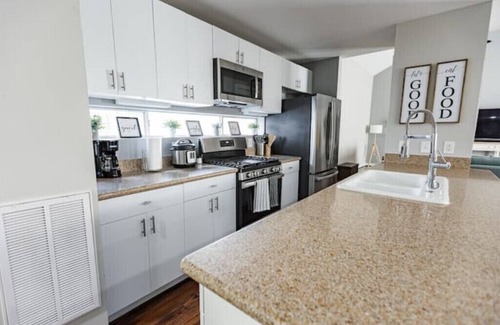 Midtown House | Cozy Townhome in Midtown with Spa and Hot Tub Amenities