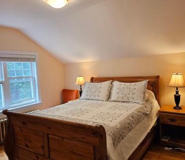 North End House | Convenient Getaway - Steps Away from All Attractions