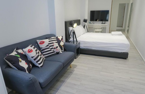 Singapore River Apartment | Cozy Studio 5 by ReCharge - Family-Friendly Retreat