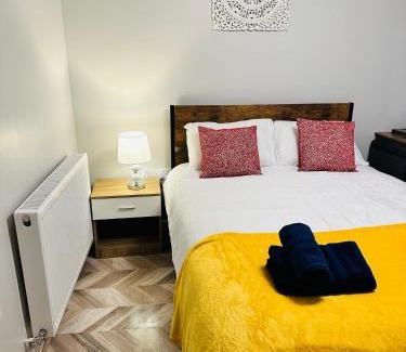 Ashton-under-Lyne Apartment | Cozy Studio with Workspace near Ashton-U-Lyne Station