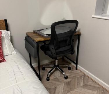 Ashton-under-Lyne Apartment | Cozy Studio with Workspace near Ashton-U-Lyne Station