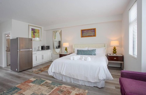 Bankers Hill Apartment | Cozy Studio with Cali King Mattress & Pet-Friendly Perks
