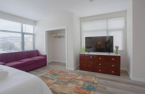 Bankers Hill Apartment | Cozy Studio with Cali King Mattress & Pet-Friendly Perks