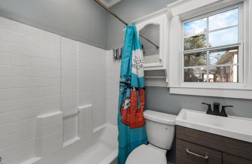 Houston Heights Apartment | Comfy Studio with King Bed & Full Kitchen - Near Attractions