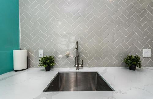 Houston Heights Apartment | Comfy Studio with King Bed & Full Kitchen - Near Attractions