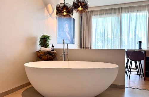 Benalmadena Costa Hotel | Inviting Oceanfront Studios with Pool and Restaurant