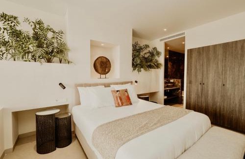 Benalmadena Costa Hotel | Inviting Oceanfront Studios with Pool and Restaurant