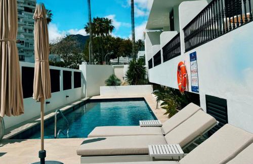 Benalmadena Costa Hotel | Inviting Oceanfront Studios with Pool and Restaurant