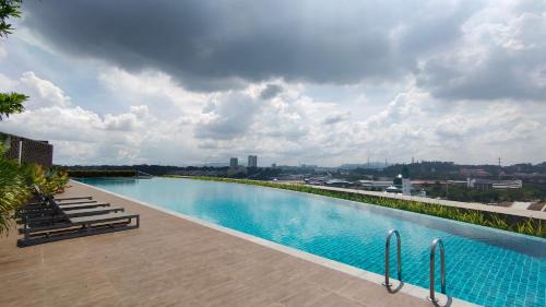 Bangi Sentral Apartment | Inviting Tokma's Home Bangi - Enjoy Free Wifi & Infinity Pool