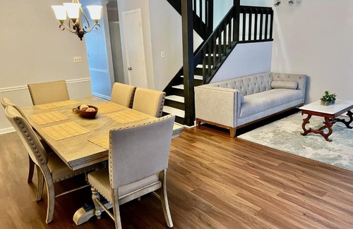 Clarkston House | Cozy Town House in Clarkstonstone Mountain for Families