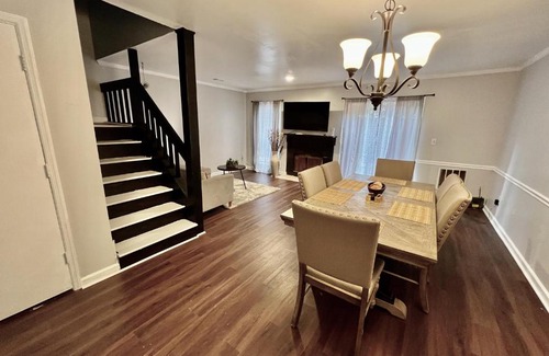 Clarkston House | Cozy Town House in Clarkstonstone Mountain for Families