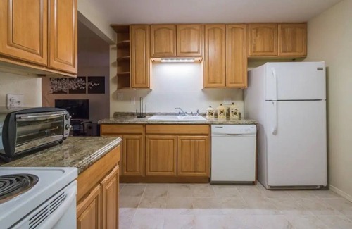 Tukwila House | Modern Two Bedroom Getaway Near Airport with Breakfast
