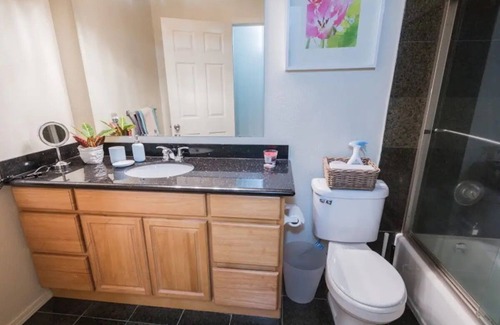 Tukwila House | Modern Two Bedroom Getaway Near Airport with Breakfast