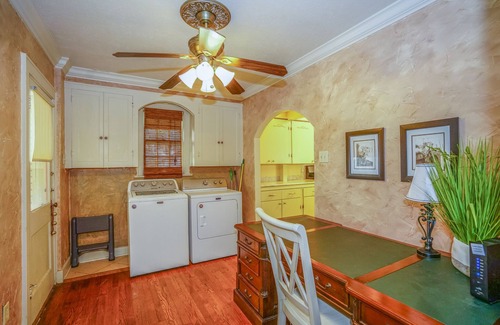 Marshall House | Inviting Whole House Steps from Downtown and Caddo Lake