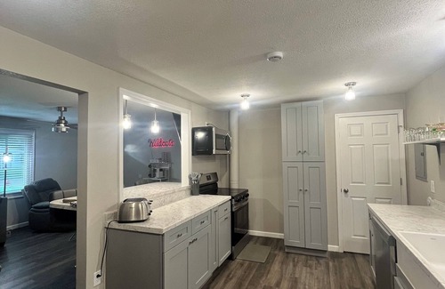 Manhattan House | COMING SOON! 3 Bed/2 Bath house w/bonus adult bunk beds! Close to KSU stadium!