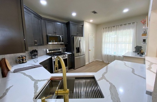 Cherrywood House | Prime Location Near UT & Downtown with Hot Tub Access