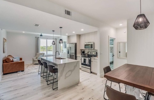 Gulfport Condo | Idyllic Commander's Coastal Retreat with Private Balcony