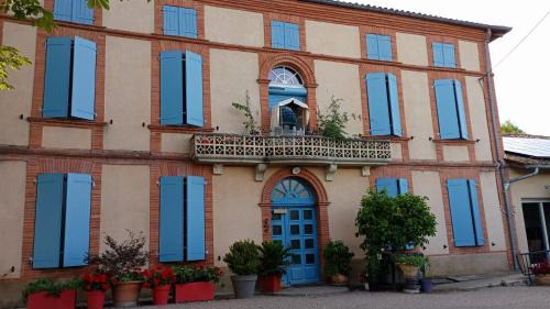 L'Honor-de-Cos Bed & Breakfast | Experience Comme chez vous: Poolside Retreat for 4 Guests