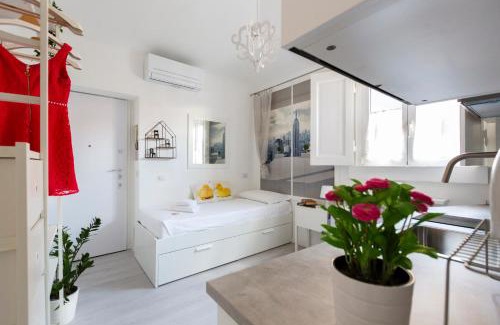 Guastalla Apartment | Budget-Friendly Commenda White Studio with Breakfast Included