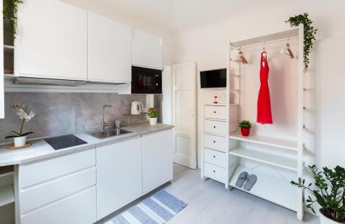 Guastalla Apartment | Budget-Friendly Commenda White Studio with Breakfast Included