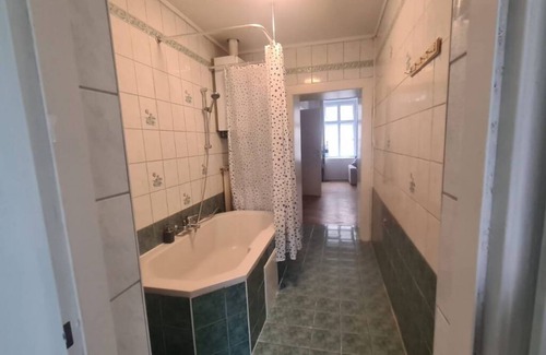 Landstrasse Apartment | Spacious 3BR Apartment Perfect for Families and Friends