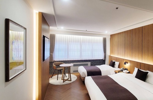 Jung-gu Hotel | Comfortable Commodore Hotel Busan with Pool & Spa Access