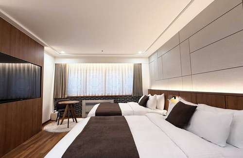 Jung-gu Hotel | Comfortable Commodore Hotel Busan with Pool & Spa Access