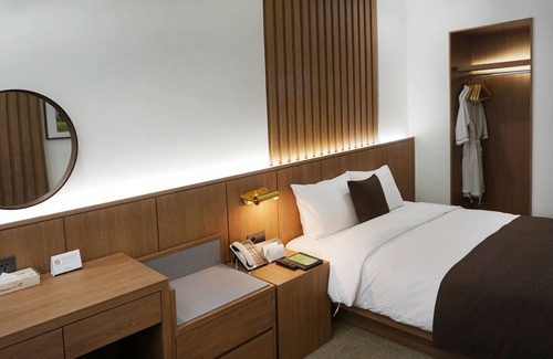 Jung-gu Hotel | Comfortable Commodore Hotel Busan with Pool & Spa Access