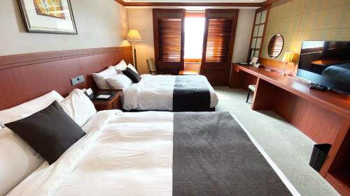 Gyeongju Hotel | Elegant Commodore Hotel Gyeongju with Ocean View Pool