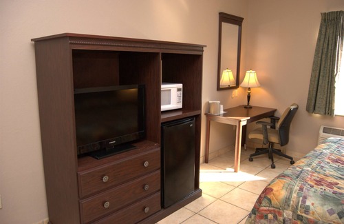 Put-in-Bay Hotel | Discover Comfort at Commodore Resort with Pool & Restaurant