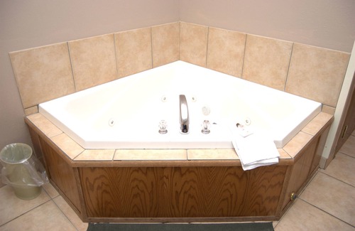 Put-in-Bay Hotel | Discover Comfort at Commodore Resort with Pool & Restaurant