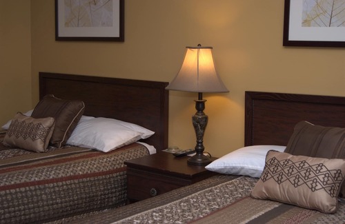 Put-in-Bay Hotel | Discover Comfort at Commodore Resort with Pool & Restaurant