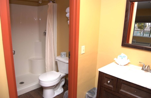 Put-in-Bay Hotel | Discover Comfort at Commodore Resort with Pool & Restaurant