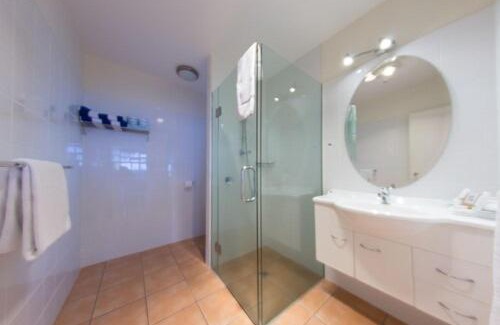 Russell Hotel | Guest Rated: Commodores Lodge with Oceanfront Amenities