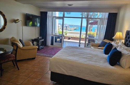 Russell Hotel | Guest Rated: Commodores Lodge with Oceanfront Amenities