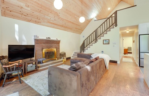 Albrightsville Cabin | Modern Poconos Cabin with Beach Access and Pool Amenities