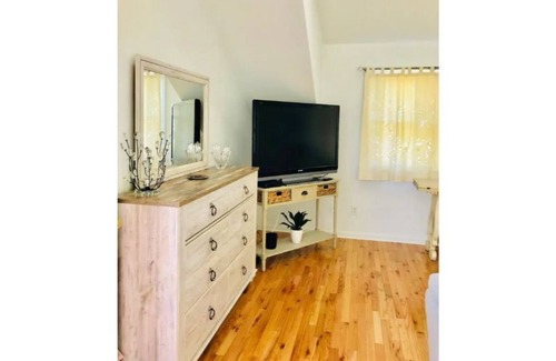 East Norwalk Apartment | Commuter’s Delight! Beach Studio/Private Entrances