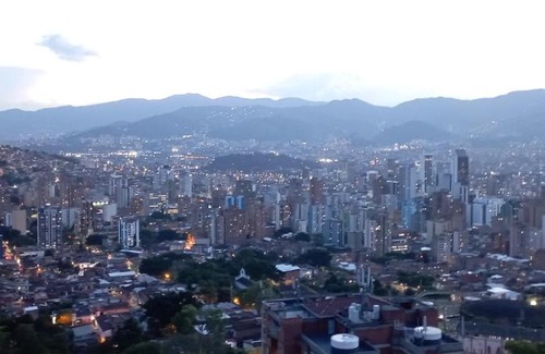 Villa Hermosa Apartment | Comfortable Apartment in Medellín with City Views