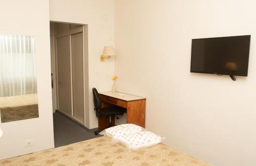 Comodoro Rivadavia Hotel | Welcoming Comodoro Hotel: Family-Friendly with Hot Tub Access