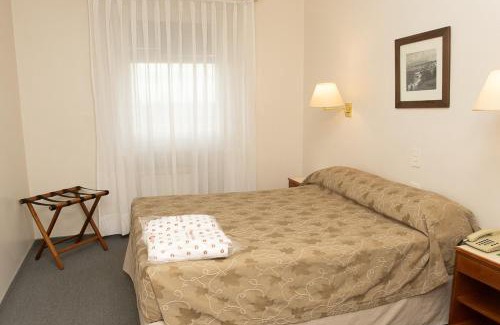 Comodoro Rivadavia Hotel | Welcoming Comodoro Hotel: Family-Friendly with Hot Tub Access