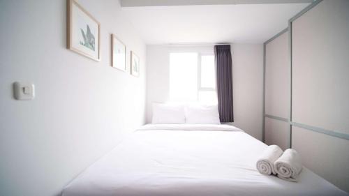 Sidoarjo Apartment | Modern 2BR Apartment at Suncity Residence for Your Stay