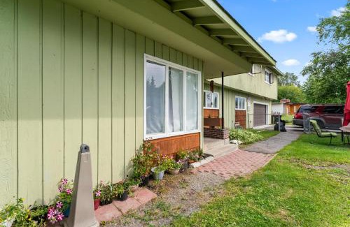 Airport Heights Community Council House | Cozy Hotel Retreat: Family-Friendly and Budget-Conscious