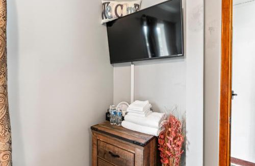 Airport Heights Community Council House | Cozy Hotel Retreat: Family-Friendly and Budget-Conscious