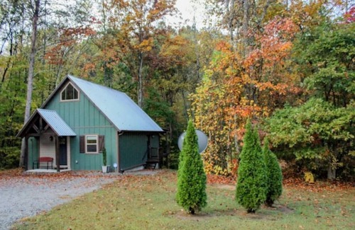 Tellico Plains Cabin | Mountain Retreat: Compass Cabin with Kitchen and Breakfast